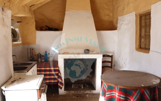 REF.ER21001 VIVIENDA ACCESO A DOS CALLES