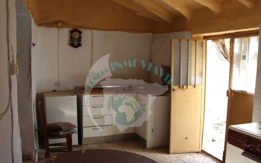 REF.ER21001 VIVIENDA ACCESO A DOS CALLES