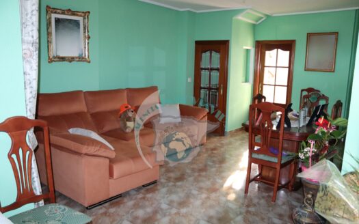 REF.ER21007 VIVIENDA, COCHERA, ACCESO A DOS CALLES