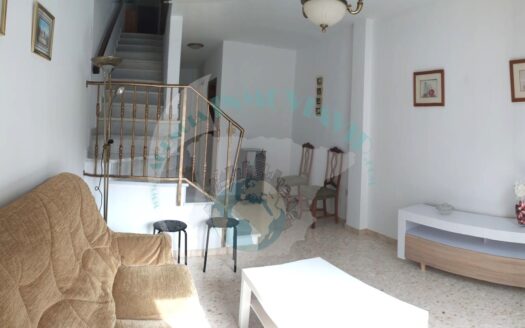 REF.20019 CASA EQUIPADA CON COCHERA Y AMPLIA TERRAZA