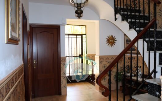 REF.23064 VENTA DE VIVIENDA AMPLIA CON PATIO EN BENAMEJI