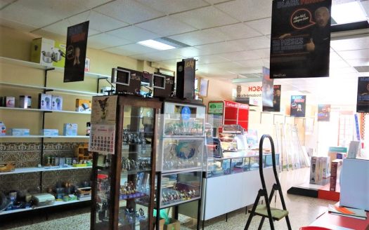 REF.21A001 SE ALQUILA LOCAL EN BENAMEJI