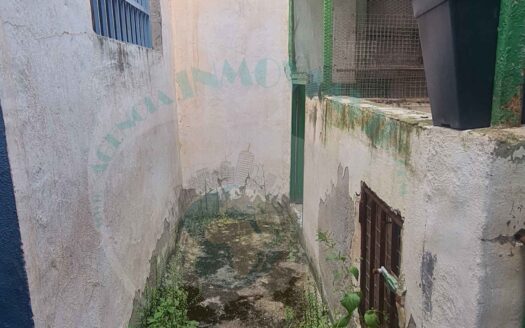 REF.ER26001 VENTA DE COCHERA Y PATIO